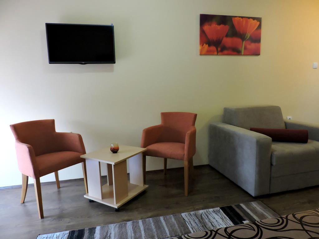 B&B Zmajevo Gnezdo 021 Sremska Kamenica Экстерьер фото
