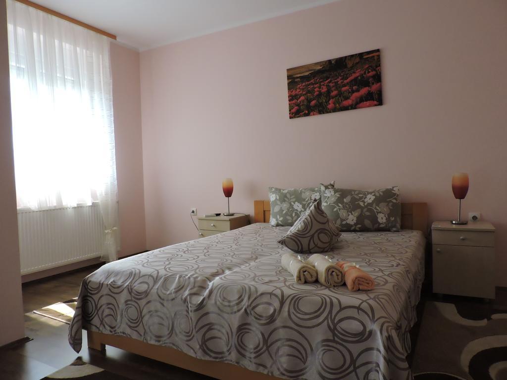 B&B Zmajevo Gnezdo 021 Sremska Kamenica Экстерьер фото