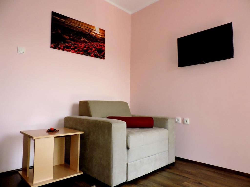 B&B Zmajevo Gnezdo 021 Sremska Kamenica Экстерьер фото