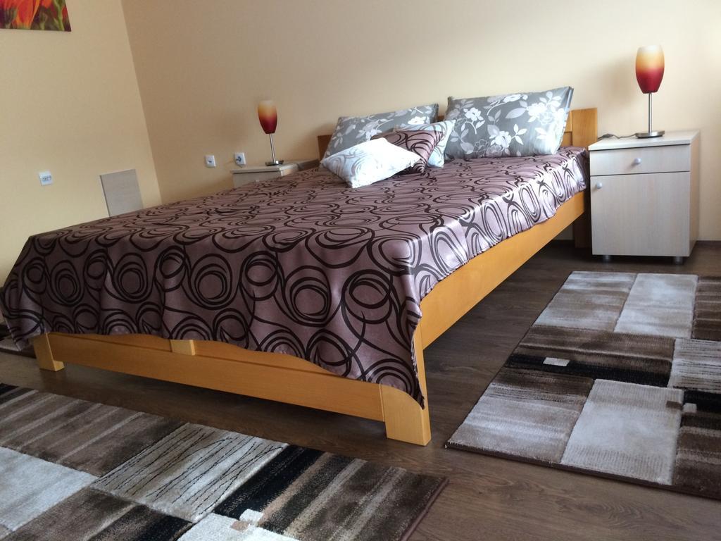 B&B Zmajevo Gnezdo 021 Sremska Kamenica Экстерьер фото