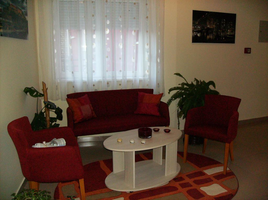 B&B Zmajevo Gnezdo 021 Sremska Kamenica Экстерьер фото