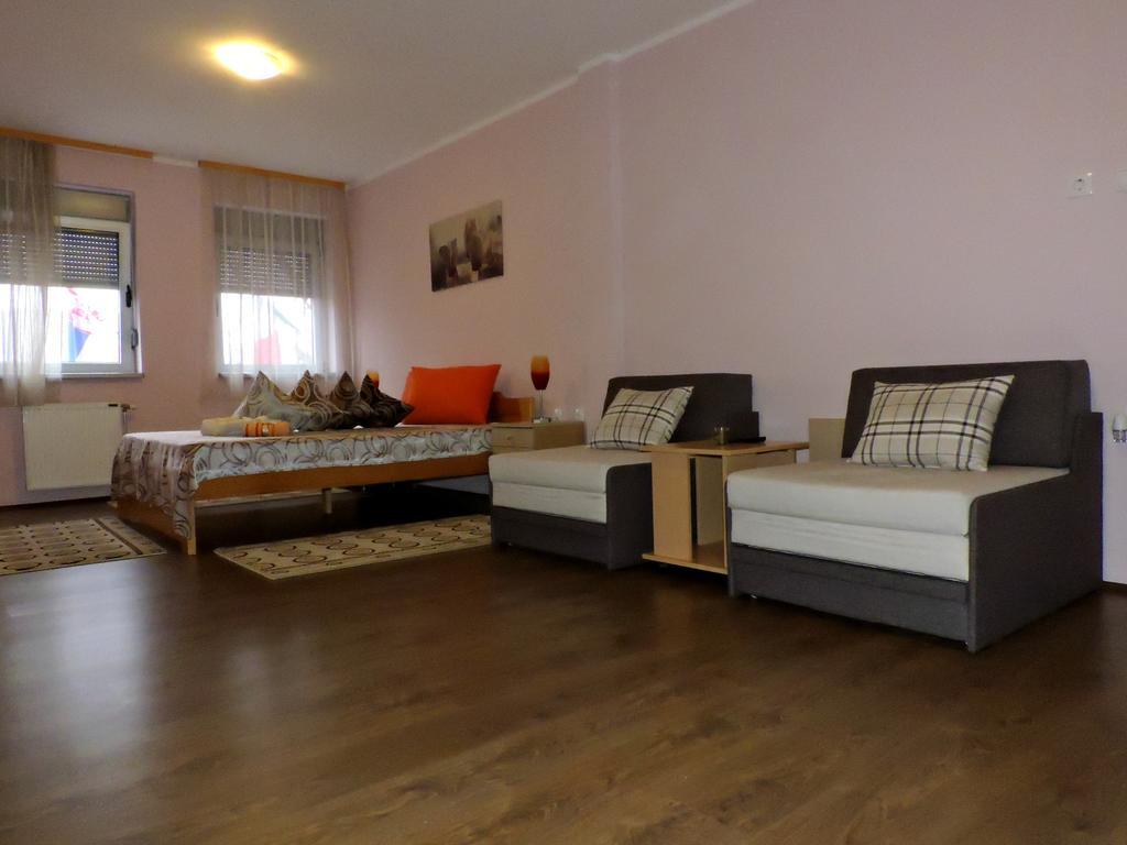 B&B Zmajevo Gnezdo 021 Sremska Kamenica Экстерьер фото